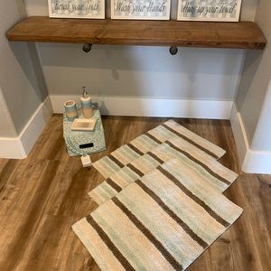 Matching Bathroom Accessories (10 pieces in total)